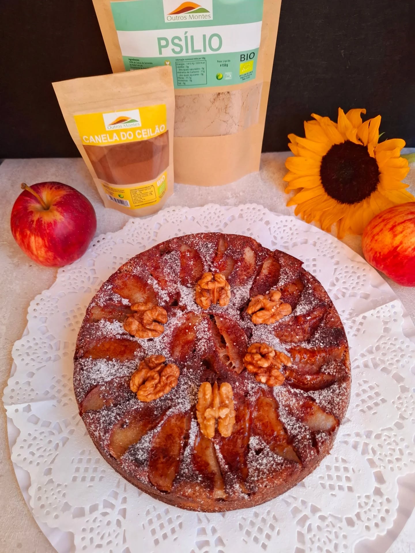 BOLO de NOZES e MA&Ccedil;&Atilde;